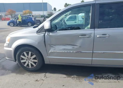 2013 Chrysler Town & Country Touring z USA, uszkodzony, nr VIN 2C4RC1BG1DR690819